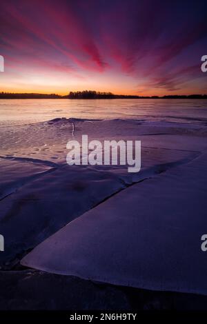 Eisformationen und frühmorgendlicher Sonnenaufgang im Winter am See Vansjø, Østfold, Norwegen, Skandinavien. Stockfoto