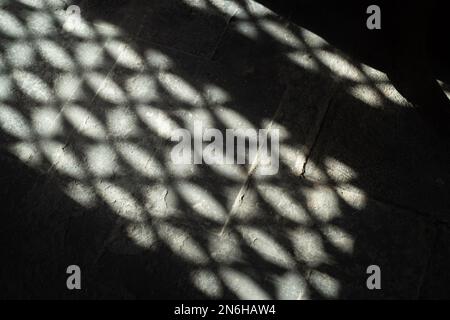 Licht und Schatten auf Bodenziegeln in der Rulai-Halle im Zhihua-Tempel in Peking, China. 31-Jan-2023 Stockfoto