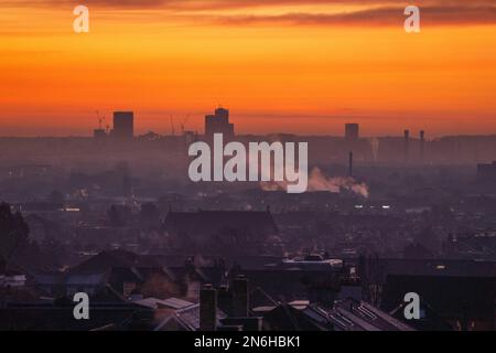 London, Großbritannien. 10. Februar 2023 An einem hellen Morgen steigt der Dampf von den Dächern in Wimbledon, Südwesten Londons, während die Temperaturen voraussichtlich zum Erfrieren von Credit: amer Ghazzal/Alamy Live News führen werden Stockfoto