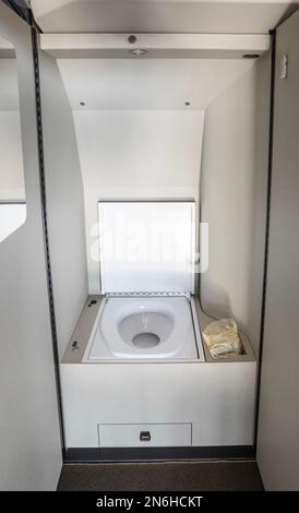 Innenraum eines modernen Turboprop-Flugzeugs. Toilette in einem kleinen Geschäftsflugzeug. Stockfoto