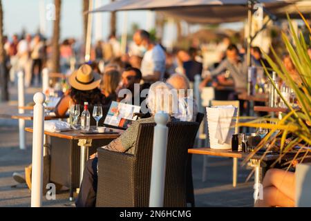 Seniorenpaar sitzt im Restaurant auf der Terrasse Stockfoto