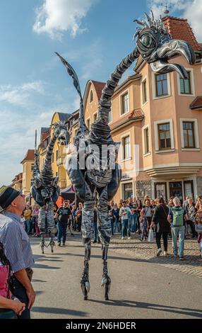 Street Performance von prähistorischen Riesen während des 30. Herbst- und Weinfestes Radebeul, Sachsen Stockfoto