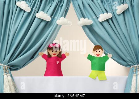 Kreative Puppenshow auf der weißen Bühne im Innenbereich Stockfoto