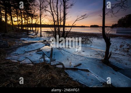 Eisformationen und frühmorgendlicher Sonnenaufgang im Winter am See Vansjø, Østfold, Norwegen, Skandinavien. Stockfoto