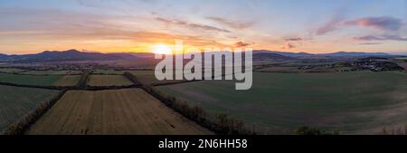 Sonnenuntergang auf den Semplin Mountains, auch Tokaj Mountains, aus der Vogelperspektive, mit Blick auf Cerhov, Luhyna, Slowakei Stockfoto