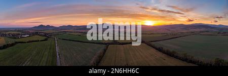 Sonnenuntergang auf den Semplin Mountains, auch Tokaj Mountains, aus der Vogelperspektive, mit Blick auf Cerhov, Luhyna, Slowakei Stockfoto