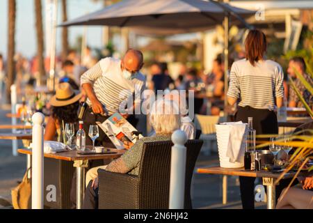 Seniorenpaar sitzt im Restaurant auf der Terrasse Stockfoto