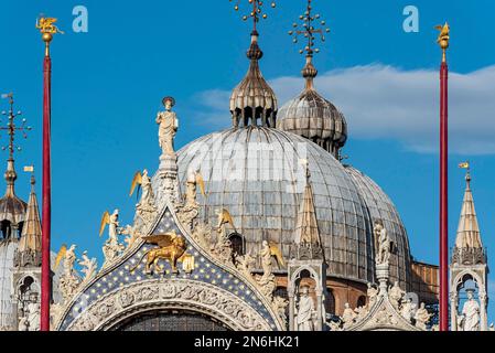 Kuppeln des Markusdoms, Piazza San Marco, Venedig, Italien Stockfoto