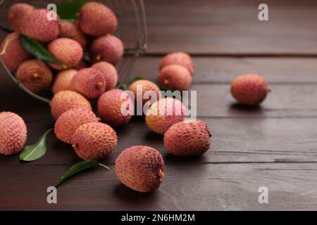 Frische, reife Lychee-Früchte auf einem Holztisch Stockfoto