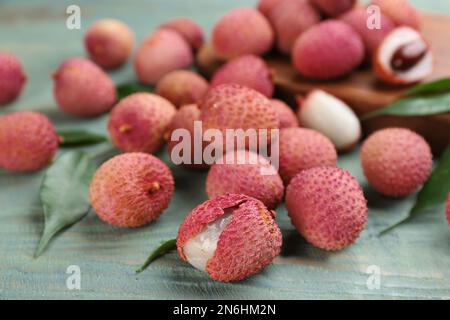 Frische, reife Lychee-Früchte auf einem Holztisch Stockfoto