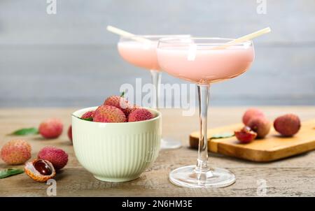 Köstliche Lychee-Cocktails und frisches Obst auf einem Holztisch Stockfoto