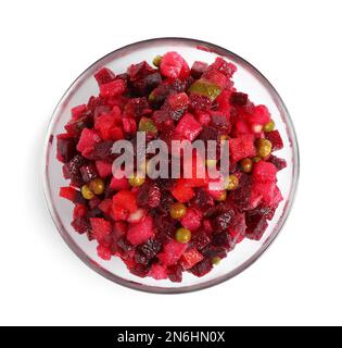 Traditionelle russische Salat-Vinaigrette in Schüssel isoliert auf weißem Boden, Blick von oben Stockfoto