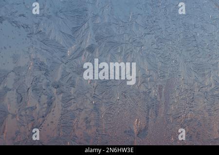 Wunderschönes frostiges Fenster als Hintergrund, Nahaufnahme. Wintermorgen Stockfoto