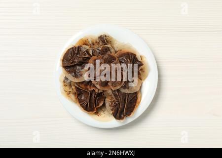 Benutzte Teebeutel auf weißem Holztisch, Draufsicht Stockfoto