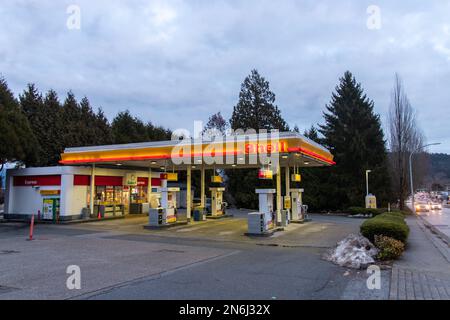 Vancouver, KANADA - Jan 1 2023 : Shell Canada Tankstelle. Shell Canada Limited ist eine kanadische Hauptniederlassung des britischen Energieunternehmens Shell plc Stockfoto