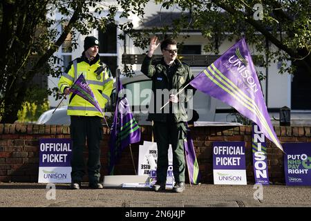 Ambulanzmitarbeiter an der Streikpostierlinie in Bournemouth, Dorset, während eines Streiks von Mitgliedern der Gewerkschaft Unison im langwierigen Streit um Bezahlung und Personal. Foto: Freitag, 10. Februar 2023. Stockfoto