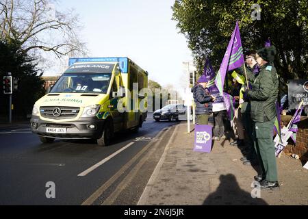 Ambulanzmitarbeiter an der Streikpostierlinie in Bournemouth, Dorset, während eines Streiks von Mitgliedern der Gewerkschaft Unison im langwierigen Streit um Bezahlung und Personal. Foto: Freitag, 10. Februar 2023. Stockfoto