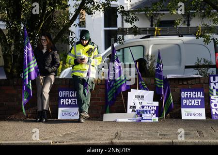 Ambulanzmitarbeiter an der Streikpostierlinie in Bournemouth, Dorset, während eines Streiks von Mitgliedern der Gewerkschaft Unison im langwierigen Streit um Bezahlung und Personal. Foto: Freitag, 10. Februar 2023. Stockfoto