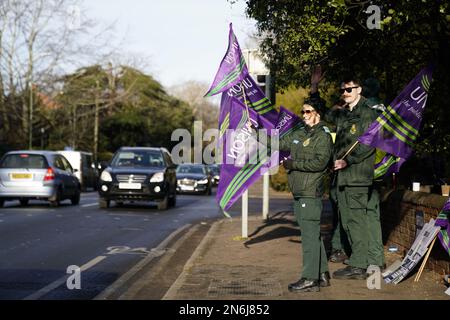 Ambulanzmitarbeiter an der Streikpostierlinie in Bournemouth, Dorset, während eines Streiks von Mitgliedern der Gewerkschaft Unison im langwierigen Streit um Bezahlung und Personal. Foto: Freitag, 10. Februar 2023. Stockfoto