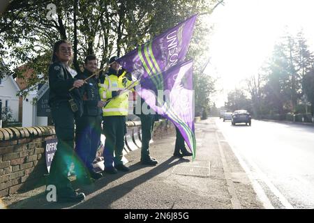 Ambulanzmitarbeiter an der Streikpostierlinie in Bournemouth, Dorset, während eines Streiks von Mitgliedern der Gewerkschaft Unison im langwierigen Streit um Bezahlung und Personal. Foto: Freitag, 10. Februar 2023. Stockfoto