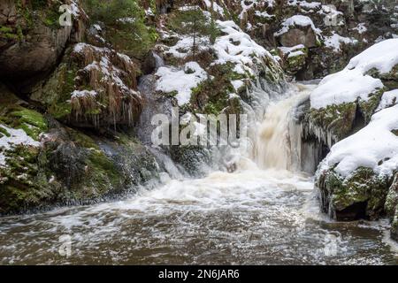 Das Frühlingsauftauen. Im Frühjahr schmelzen Eis und Schnee. Stockfoto