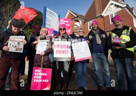 Eastbourne, East Sussex, Großbritannien. 10. Februar 2023. Dozenten der Brighton University und andere Mitarbeiter am Standort Eastbourne beteiligen sich an landesweiten Arbeitskampagnen zur Unterstützung der Forderung nach besseren Löhnen und Arbeitsbedingungen. Die Streikenden sagen, dass ihre realen Bezüge seit 2009 um 25 % gesunken sind und die aktuellen Bedingungen und übermäßige Arbeitszeiten ihre Arbeit beeinträchtigen, die Beschäftigungssicherheit wirkt sich letztlich auf die Lernmöglichkeiten der Studierenden aus die Arbeitgeber haben eine Erhöhung um 3 % angeboten. Kredit: Newspics UK South/Alamy Live News Stockfoto