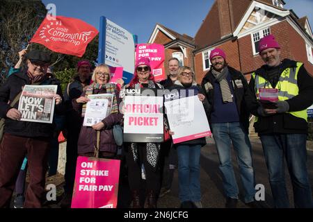 Eastbourne, East Sussex, Großbritannien. 10. Februar 2023. Dozenten der Brighton University und andere Mitarbeiter am Standort Eastbourne beteiligen sich an landesweiten Arbeitskampagnen zur Unterstützung der Forderung nach besseren Löhnen und Arbeitsbedingungen. Die Streikenden sagen, dass ihre realen Bezüge seit 2009 um 25 % gesunken sind und die aktuellen Bedingungen und übermäßige Arbeitszeiten ihre Arbeit beeinträchtigen, die Beschäftigungssicherheit wirkt sich letztlich auf die Lernmöglichkeiten der Studierenden aus die Arbeitgeber haben eine Erhöhung um 3 % angeboten. Kredit: Newspics UK South/Alamy Live News Stockfoto