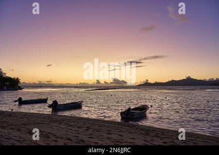 kleine Boote auf dem Meer vor Sonnenuntergang auf La Digue, Seychellen. |kleine Boote bei Sonnenuntergang auf dem Meer von La Digue, Seychellen Stockfoto