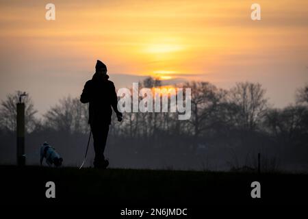 Bremen, Deutschland. 10. Februar 2023. Am frühen Morgen geht ein Wanderer entlang der Osterdeich. Kredit: Sina Schuldt/dpa/Alamy Live News Stockfoto