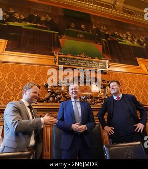 Hamburg, Deutschland. 10. Februar 2023. Andreas Dressel (r-l, SPD), Senator für Finanzen in Hamburg, Heiko Geue (SPD), Finanzminister von Mecklenburg-Vorpommern, Und Gerald Heere (Bündnis 90/die Grünen), Finanzminister Niedersachsens, spricht zu Beginn der Konferenz der Finanzminister aus Norddeutschland im Rathaus von Phoenix. Kredit: Marcus Brandt/dpa/Alamy Live News Stockfoto