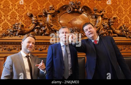 Hamburg, Deutschland. 10. Februar 2023. Andreas Dressel (r-l, SPD), Senator für Finanzen in Hamburg, Heiko Geue (SPD), Finanzminister von Mecklenburg-Vorpommern, Und Gerald Heere (Bündnis 90/die Grünen), Finanzminister Niedersachsens, spricht zu Beginn der Konferenz der Finanzminister aus Norddeutschland im Rathaus von Phoenix. Kredit: Marcus Brandt/dpa/Alamy Live News Stockfoto