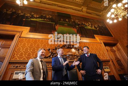 Hamburg, Deutschland. 10. Februar 2023. Andreas Dressel (r-l, SPD), Senator für Finanzen in Hamburg, Heiko Geue (SPD), Finanzminister von Mecklenburg-Vorpommern, Und Gerald Heere (Bündnis 90/die Grünen), Finanzminister Niedersachsens, spricht zu Beginn der Konferenz der Finanzminister aus Norddeutschland im Rathaus von Phoenix. Kredit: Marcus Brandt/dpa/Alamy Live News Stockfoto