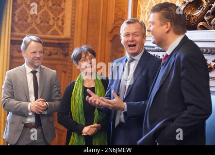 Hamburg, Deutschland. 10. Februar 2023. Andreas Dressel (r-l, SPD), Senator für Finanzen in Hamburg, Heiko Geue (SPD), Finanzministerin von Mecklenburg-Vorpommern, Monika Heinold (Bündnis 90/die Grünen), Finanzministerin und stellvertretende Präsidentin von Schleswig-Holstein, Und Gerald Heere (Bündnis 90/die Grünen), Finanzminister Niedersachsens, spricht zu Beginn der Konferenz der Finanzminister aus Norddeutschland im Rathaus von Phoenix. Kredit: Marcus Brandt/dpa/Alamy Live News Stockfoto