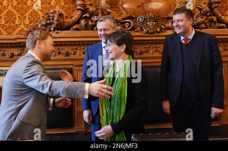 Hamburg, Deutschland. 10. Februar 2023. Monika Heinold (3. von links, Bündnis 90/die Grünen), Finanzministerin und stellvertretende Präsidentin von Schleswig-Holstein, wird von Gerald Heere (l, Bündnis 90/die Grünen), Finanzminister Niedersachsens, Heiko Geue (2. von links, SPD), Finanzminister von Mecklenburg-Vorpommern, Und Andreas Dressel (r-l, SPD), Finanzsenator in Hamburg, zu Beginn der Konferenz der Finanzminister aus Norddeutschland im Phönixsaal im Rathaus. Kredit: Marcus Brandt/dpa/Alamy Live News Stockfoto