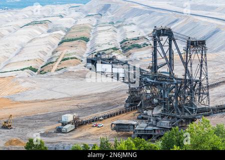 Ein riesiger Bagger im Braunkohlebergwerk im Rheingebiet in Deutschland Stockfoto