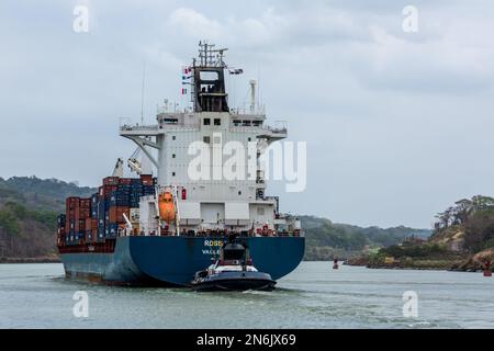 Der HS Rossini, ein Containerschiff, bewegt sich in den engen Culebra-Schnitt bei Gamboa im Panamakanal. Panama. Stockfoto