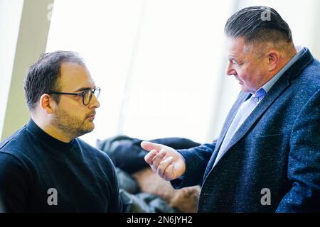 10. Februar 2023, Rheinland-Pfalz, Frankenthal: Kurt Sprengart (r), Vater des 20-jährigen Opfers, spricht mit dem Kläger, der beim Messerangriff schwer verletzt wurde. Etwa vier Monate nach dem Messerangriff, bei dem zwei Tote und einer schwer verletzt wurden, in Ludwigshafen-Oggersheim in Rheinland-Pfalz beginnt der Prozess gegen den mutmaßlichen Täter, einen 26-jährigen Mann aus Somalia. Der Angeklagte soll am 18. Oktober 2022 einen 20-Jährigen und einen 35-Jährigen mit einem Küchenmesser auf der Straße getötet haben. Foto: Uwe Anspach/dpa Stockfoto