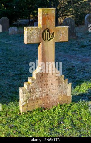 Viktorianischer Grabstein aus dem 19. Jahrhundert auf dem Landfriedhof Shottisham Suffolk, England, Großbritannien Stockfoto