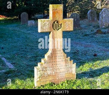 Viktorianischer Grabstein aus dem 19. Jahrhundert auf dem Landfriedhof Shottisham Suffolk, England, Großbritannien Stockfoto