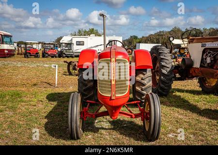 Fort Meade, Florida - 22. Februar 2022: Perspektivische Vorderansicht eines 1947 Cockshuttle Model 70 Traktors auf einer lokalen Traktormesse. Stockfoto