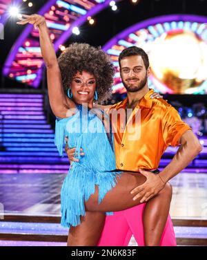 Fleur East und Vito Coppola, die an der Fotogelegenheit „Strict Come Dancing: The Live Tour“ in der utilita Arena in Birmingham, Großbritannien, teilgenommen haben Stockfoto