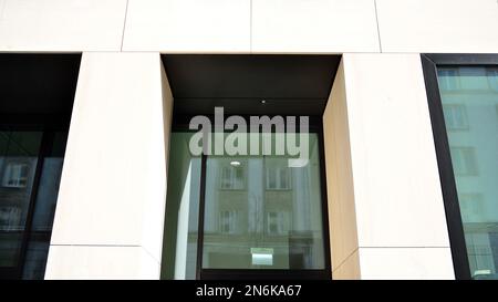 Bürogebäude mit Paneelen aus weißem Aluminium-Verbundwerkstoff. Fassadenwand aus Glas und Metall. Abstrakte moderne Geschäftsarchitektur. Stockfoto