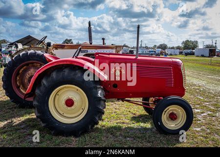 Fort Meade, Florida - 22. Februar 2022: Aus der Perspektive, Seitenansicht eines 1947 Cockshutt Model 70 Traktors auf einer lokalen Automesse. Stockfoto