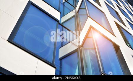 Bürogebäude mit Paneelen aus weißem Aluminium-Verbundwerkstoff. Fassadenwand aus Glas und Metall. Abstrakte moderne Geschäftsarchitektur. Stockfoto