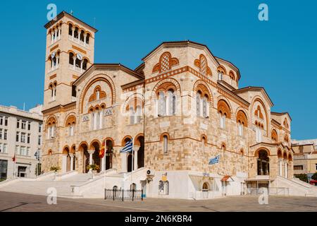 Ein Blick auf die Fassade der Hagia Triada Kathedrale in Piräus, Griechenland, an einem Sommertag Stockfoto