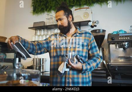 Kaffee, Tablet und Barista lesen Bestellungen, Checklisten oder Inventur online, während sie in einem Café arbeiten. Service, Morgendienst und Mann mit technischer Bestellung Stockfoto