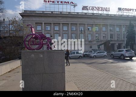 Rollstuhl auf einem Sockel als Teil eines Inklusivitätsprojekts, unter Skulpturen von Sportlern außerhalb des Vasil Levski Nationalstadions, Sofia, Bulgarien Stockfoto