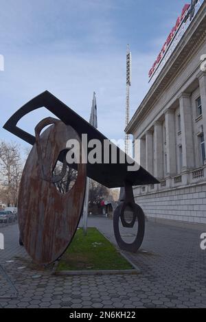 Moderne Skulptur des Bildhauers Hristo Hristov vor dem Vasil Levski Nationalstadion, Sofia, Bulgarien Stockfoto