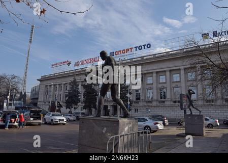 Anonyme Sportler-Skulptur ausserhalb des Vasil Levski Nationalstadions, Sofia, Bulgarien Stockfoto