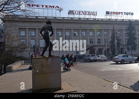 Anonyme Sportler-Skulptur ausserhalb des Vasil Levski Nationalstadions, Sofia, Bulgarien Stockfoto